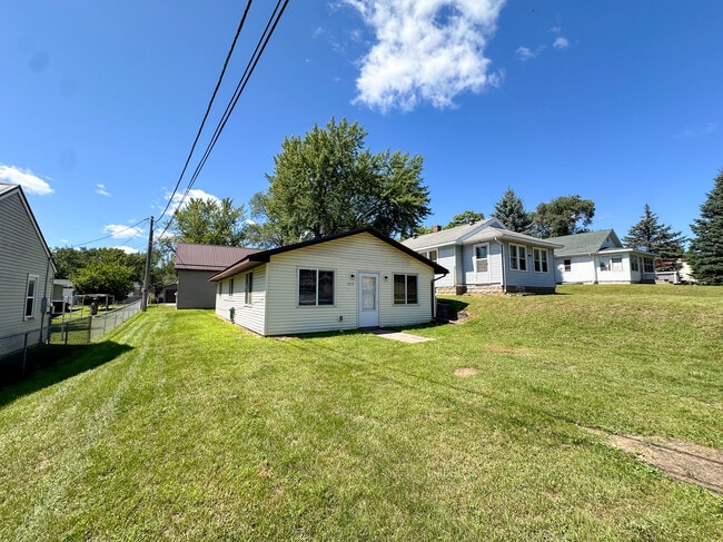 1317 La Crescent St in La crosse, WI - Building Photo - Building Photo