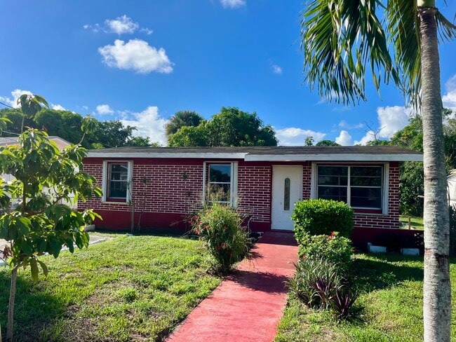 property at 725 W 9th St
