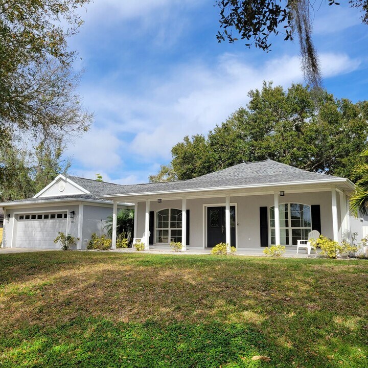 1951 Rolling Green Cir in Sarasota, FL - Building Photo