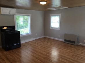 728 Broadway, Unit 1 in South Portland, ME - Foto de edificio - Building Photo