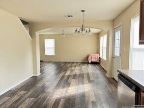 5702 Canterbury Run in San Antonio, TX - Foto de edificio - Building Photo