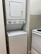 10000 NW 80th Ct in Hialeah Gardens, FL - Building Photo - Building Photo