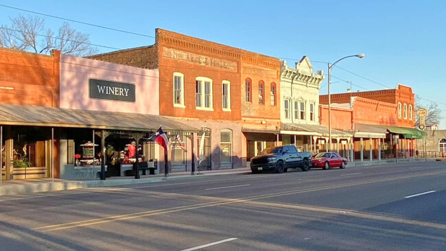 702 E Kezee St in Calvert, TX - Building Photo - Building Photo