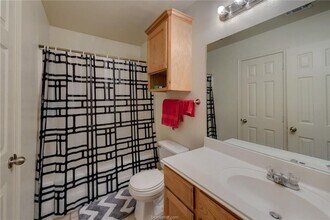 Beautiful 3 Bed, 3 Bath Duplex in South Co in College Station, TX - Building Photo - Building Photo