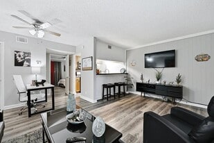 711 Eberhart Ln in Austin, TX - Building Photo