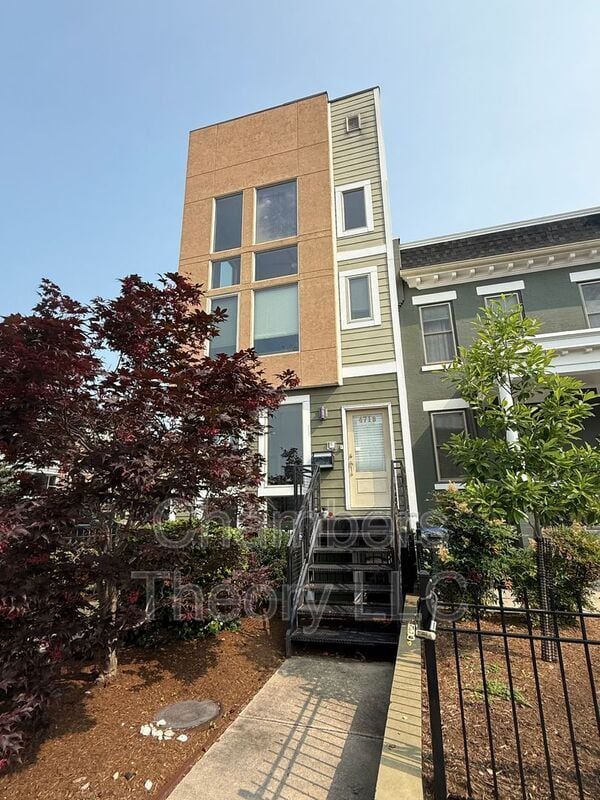 property at 471 Luray Pl NW