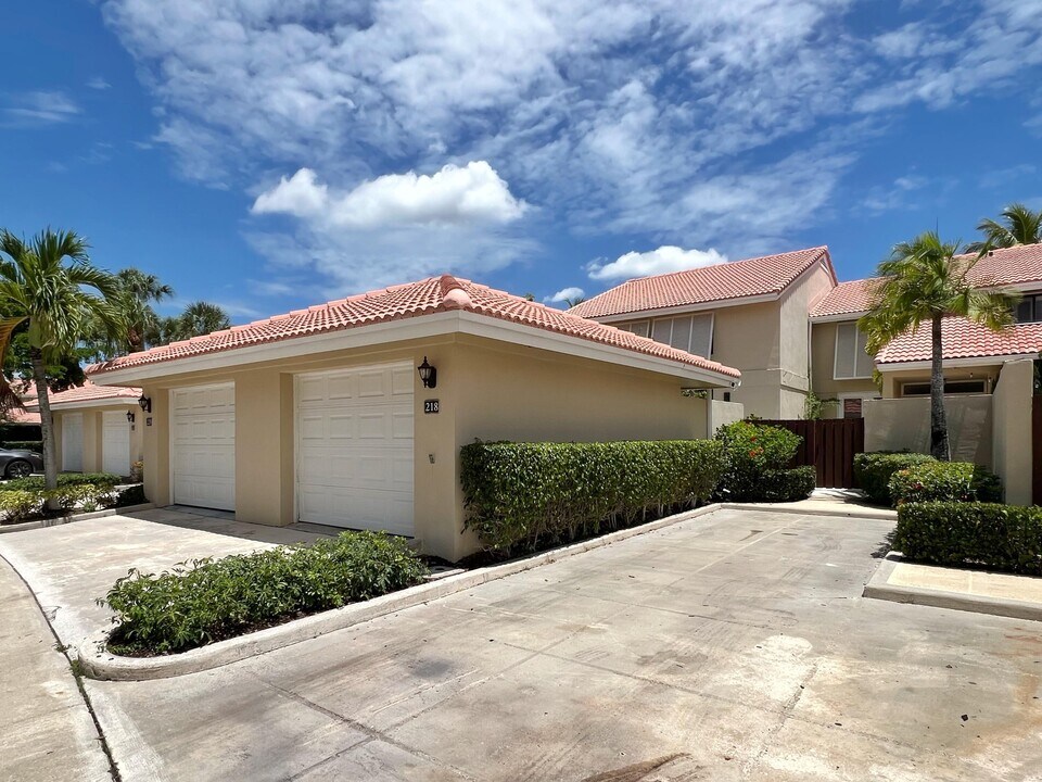 218 Old Meadow Way in Palm Beach Gardens, FL - Foto de edificio