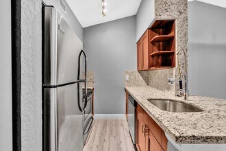 2803 N Oakland Forest Dr in Oakland Park, FL - Building Photo - Building Photo