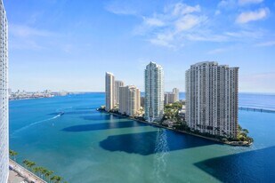 300 S Biscayne Blvd in Miami, FL - Building Photo