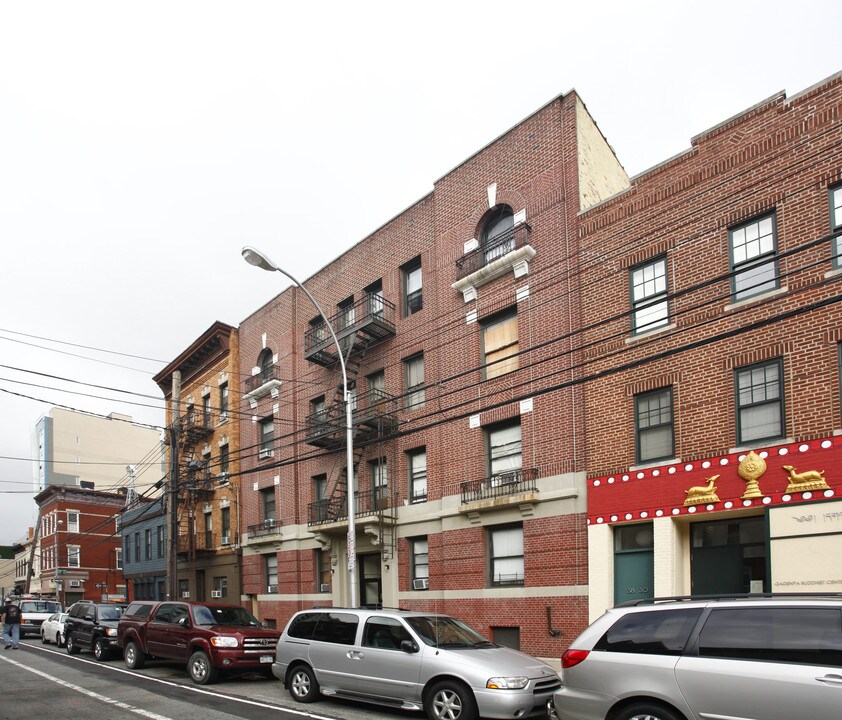 38-32 29th St in Long Island City, NY - Building Photo