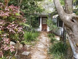 1030 NE 9th St in Gainesville, FL - Building Photo