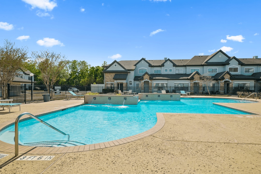 Champion Townhomes on the Green in Houston, TX - Building Photo