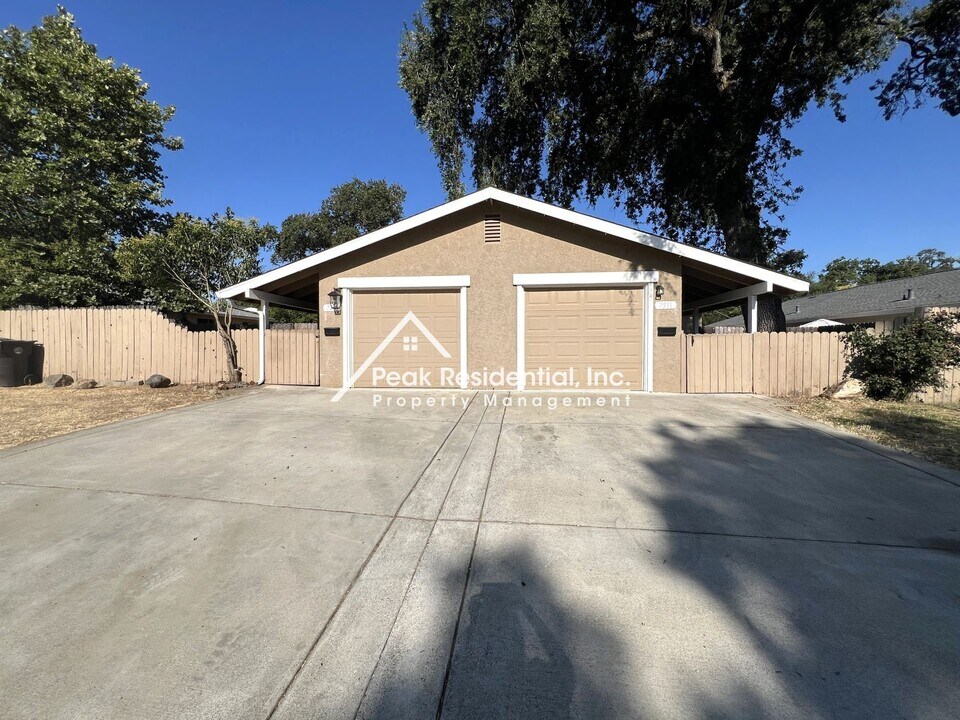 7509 St Philomena Way in Citrus Heights, CA - Foto de edificio