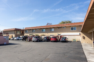 1400 W Warner Ave in Santa Ana, CA - Building Photo - Building Photo