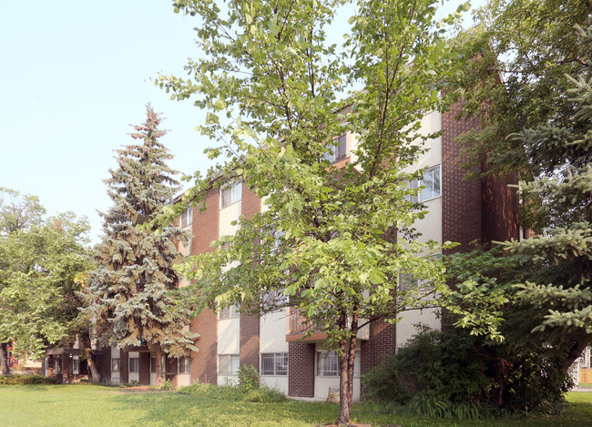9818 82nd Ave NW in Edmonton, AB - Building Photo - Building Photo