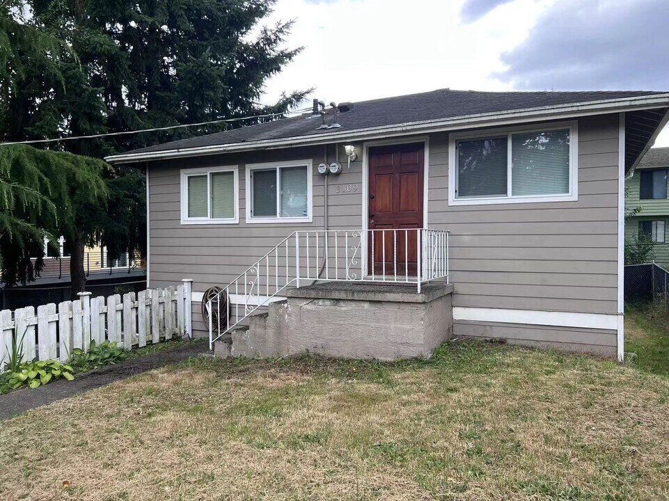 3109 NE 133rd St in Seattle, WA - Building Photo