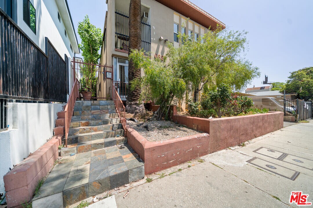 6827 Leland Way in Los Angeles, CA - Building Photo