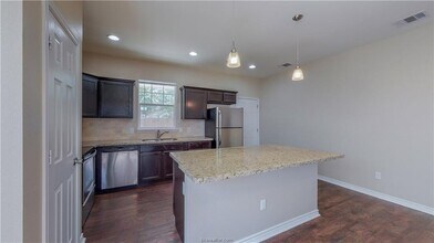 203 Sterling St in College Station, TX - Foto de edificio - Building Photo