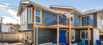 2745 Departure Bay Rd in Nanaimo, BC - Building Photo