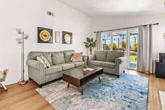 2124 Redwood Crest in Vista, CA - Building Photo - Building Photo