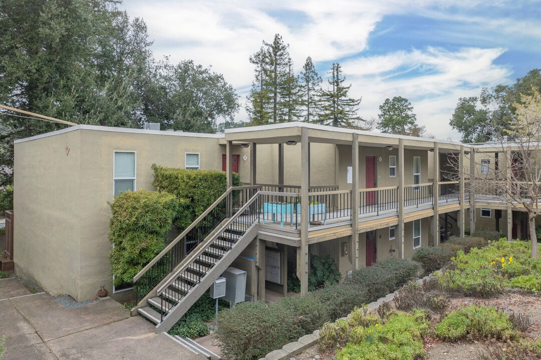 651 Moraga Rd in Moraga, CA - Building Photo
