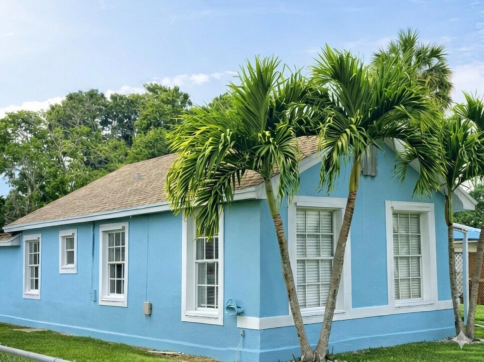 125 Walker Ave in Greenacres, FL - Building Photo