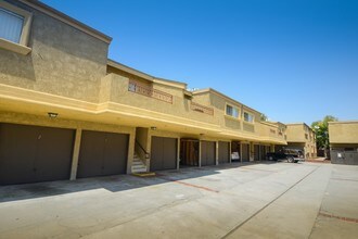 7891 Stark Dr. in Huntington Beach, CA - Foto de edificio - Building Photo