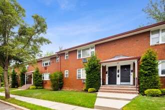 Woodside Apartments in Edison, NJ - Foto de edificio - Building Photo