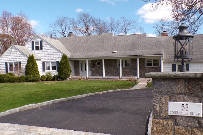 53 Stonehedge Dr S in Greenwich, CT - Foto de edificio - Building Photo