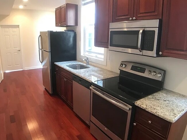 2631 W Girard Ave, Unit 2 in Philadelphia, PA - Building Photo - Building Photo