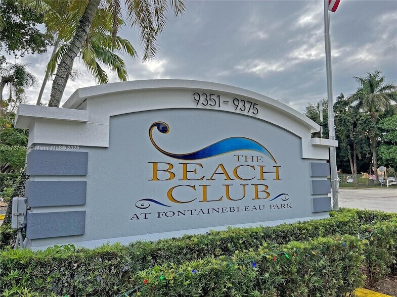 9351 Fontainebleau Blvd in Miami, FL - Building Photo