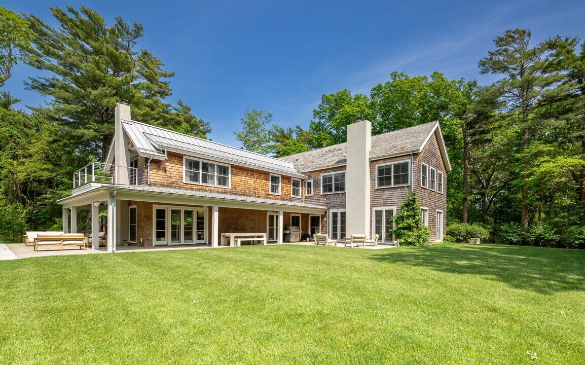 1 Settlement Ct in East Hampton, NY - Building Photo
