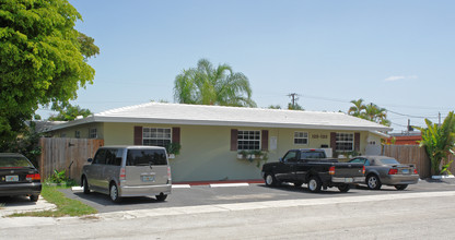 125-133 NW 25th St in Wilton Manors, FL - Building Photo - Building Photo