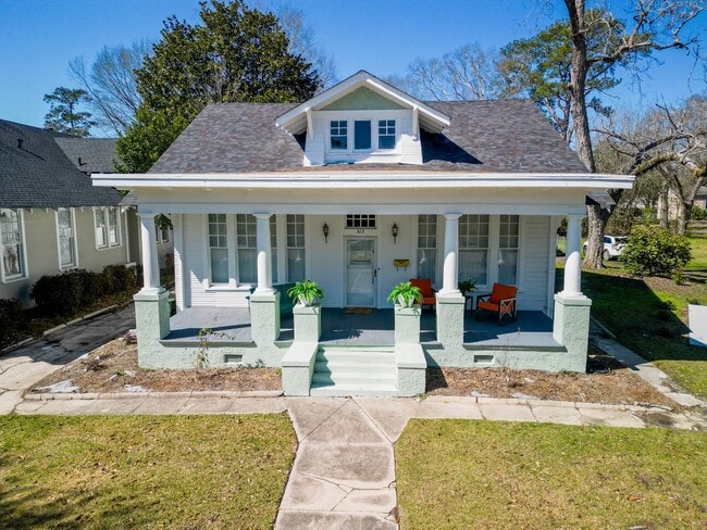 property at 613 W Pine St