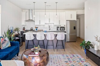 946 Saratoga St, Unit 302 in Boston, MA - Building Photo - Building Photo