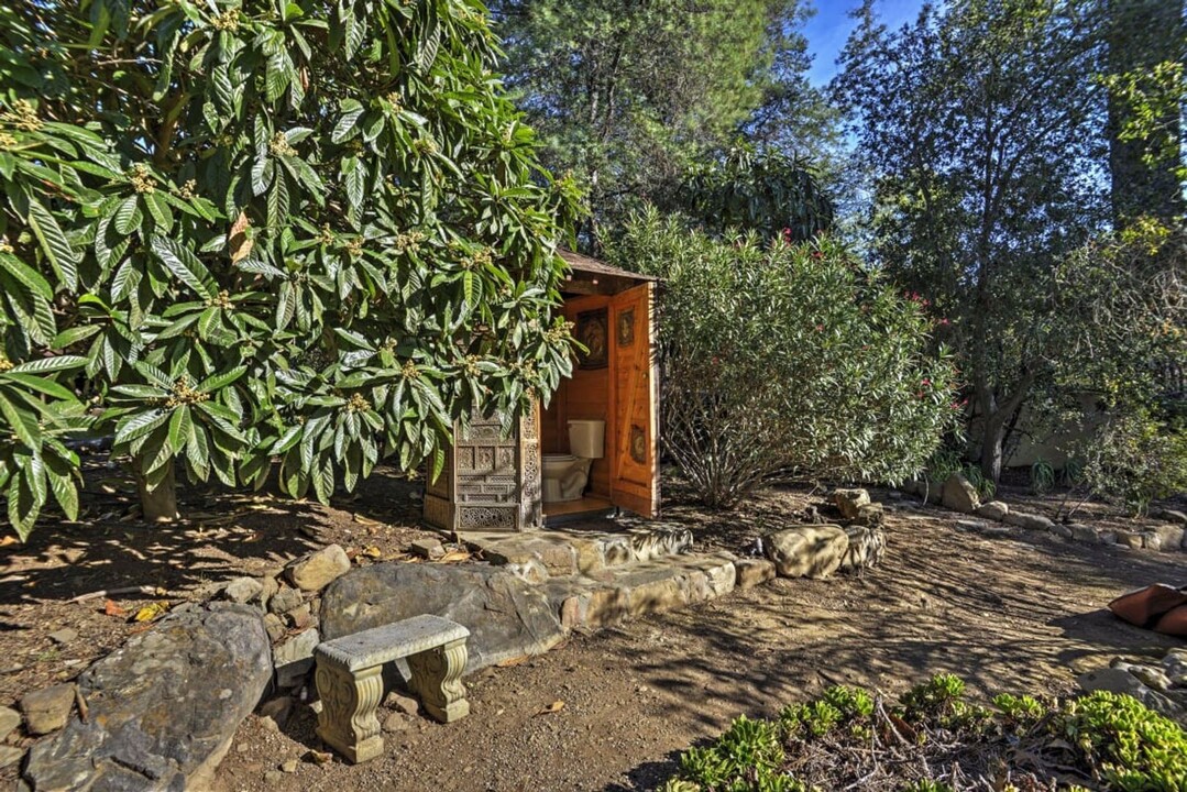 1450 McAndrew Rd in Ojai, CA - Building Photo