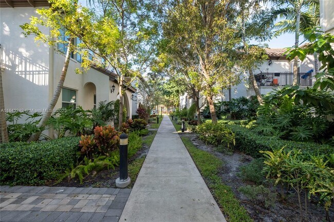 2969 St Thomas Dr in Hollywood, FL - Building Photo - Building Photo