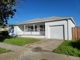 215 Odessa Ave in Pittsburg, CA - Building Photo