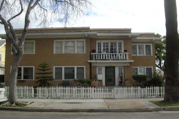 201-205 E 10th St in Long Beach, CA - Building Photo