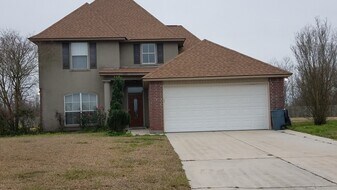 40467 Hawthorne Dr in Darrow, LA - Building Photo