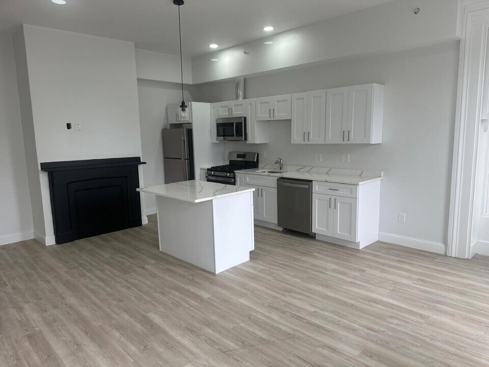 386 High St in Fall River, MA - Building Photo