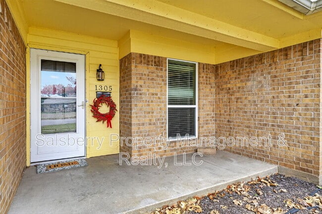 1305 Elizabeth Blvd in Granbury, TX - Building Photo - Building Photo