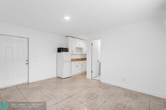 583 NW 17th Pl in Fort Lauderdale, FL - Building Photo - Building Photo