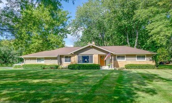 2820 St James Ln in Mequon, WI - Building Photo