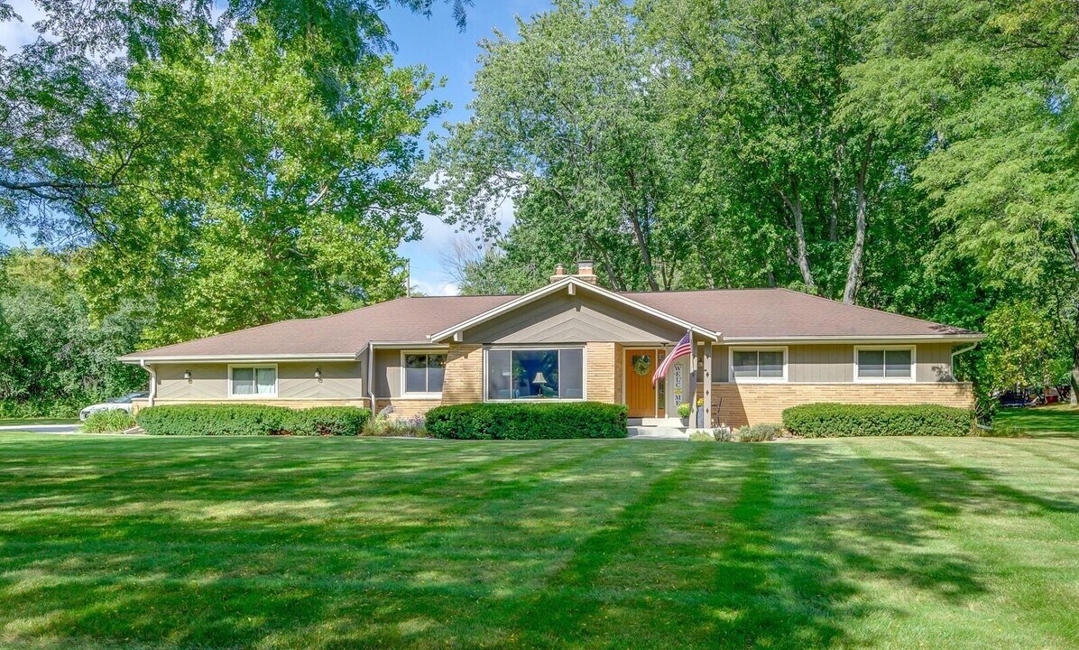 2820 St James Ln in Mequon, WI - Building Photo