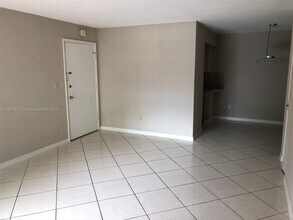10748 N Kendall Dr in Miami, FL - Building Photo - Building Photo