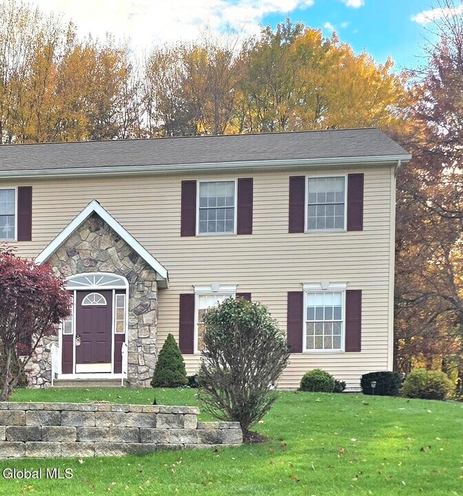 8 Red Maple Ln in Clifton Park, NY - Building Photo
