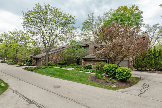 Bishops Grove in Brookfield, WI - Foto de edificio - Building Photo