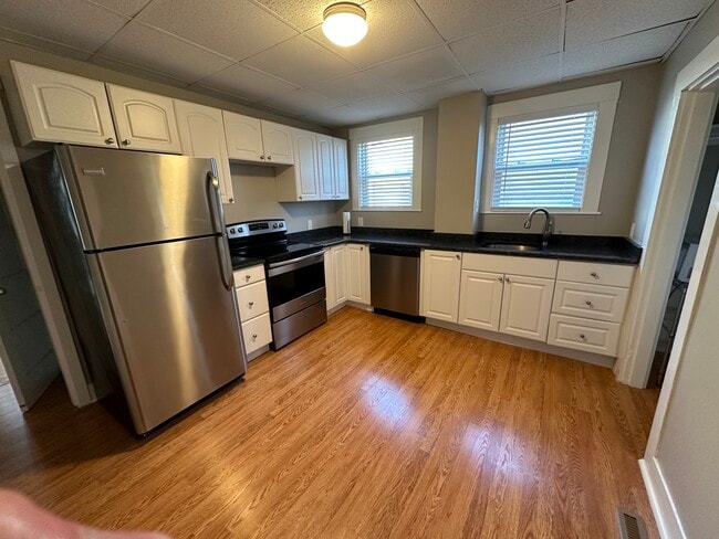 11 Crescent Ave, Unit 11 Crescent 1st in Norwood, MA - Building Photo - Building Photo