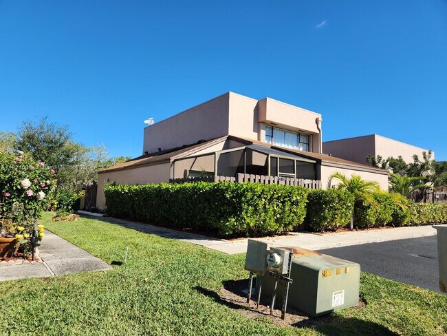 12325 NW 11th Ct in Pembroke Pines, FL - Building Photo - Building Photo